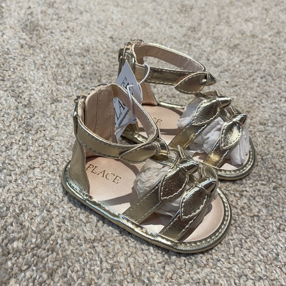 0-3M | New the children’s place baby girl gold sandals - Picture 2 of 3